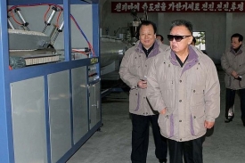 Kim na návštěvě továrny na elektronické součástky.